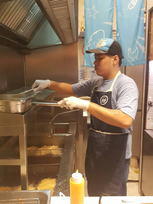 พนักงานทอดใหม่ๆเลย