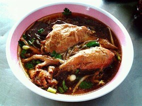 ก๋วยเตี๋ยวไก่ตุ๋นยาจีนป้าดำ