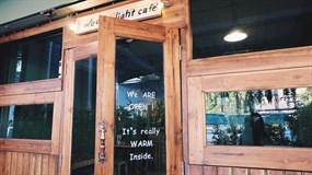 Wood U Light Cafe