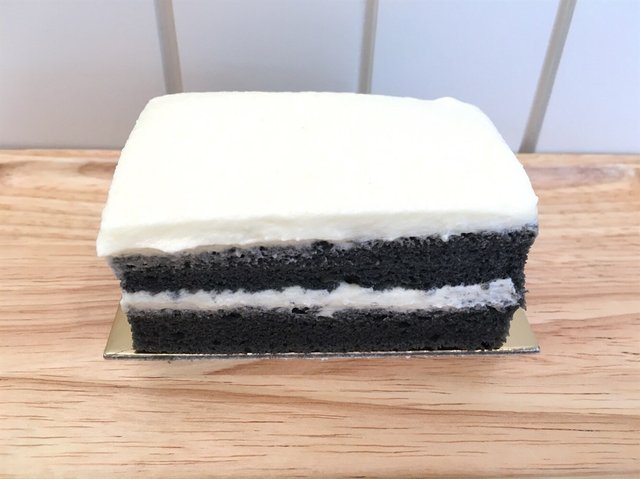 Charcoal Cream cheese 🇯🇵 แนะนำ ✨ ชาร์โคลครีมชีส ✨ เนื้อขนมปังนุ่มสีดำตัดกับครีสชีสมะนาวหอมอร่อย