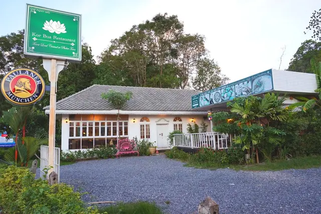 หน้าร้านกอบัว ภูเก็ต Korbua Phuket