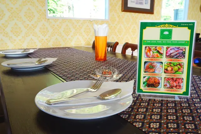 โต๊ะอาหารและการจัดวาง