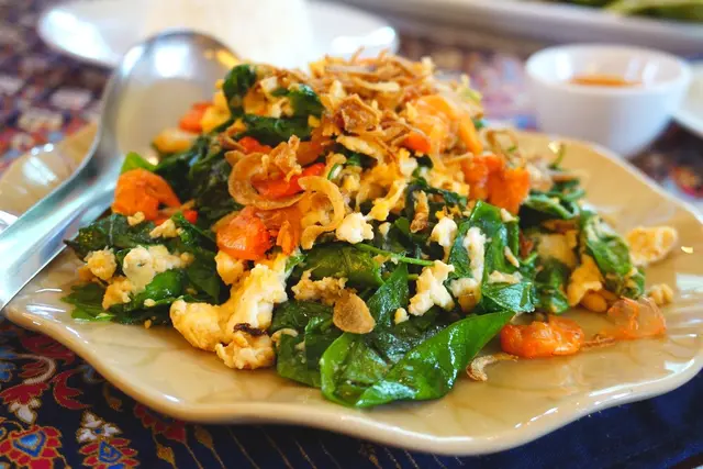 ใบเหมียงอร่อยมากออกมันๆหวาน ผัดกับไข่และกุ้งเสียบ เข้ากันมากๆ