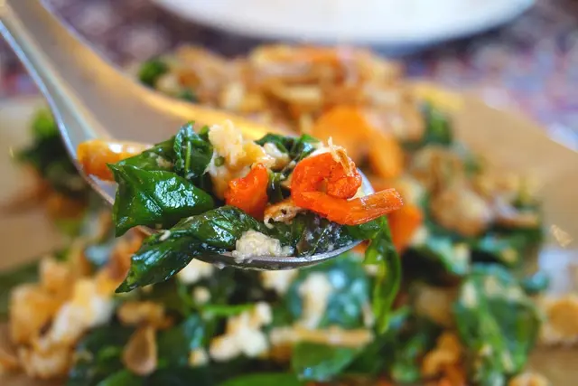 ผักเหมียงกุ้งเสียบ หอมมันอร่อย ได้ความกรุบกรอบจากกุ้งเสียบ