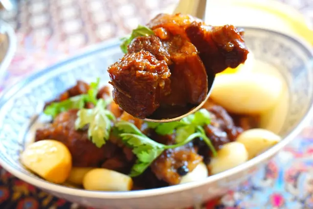 หมูสามชั้นเคี้ยวจนน้ำพะโล้ซึมเข้าเนื้อ