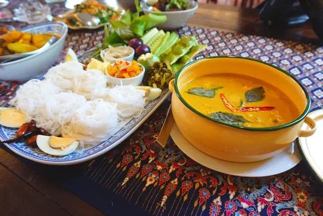 ขนมจีน ใส่เนื้อปูเน้นๆ พร้อมผักเคียงมากมาย