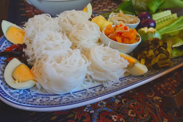 ผักเคียงมากมาย สไตล์ปักษ์ใต้แท้ๆ มาแบบไม่ยั้งเลย