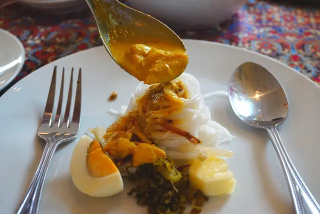 แกงปู เนื้อปูก้อนใส่มาเยอะทีเดียว ทานคู่กับไข่ต้ม และผักต่างๆ ต้องมาโดนกัน