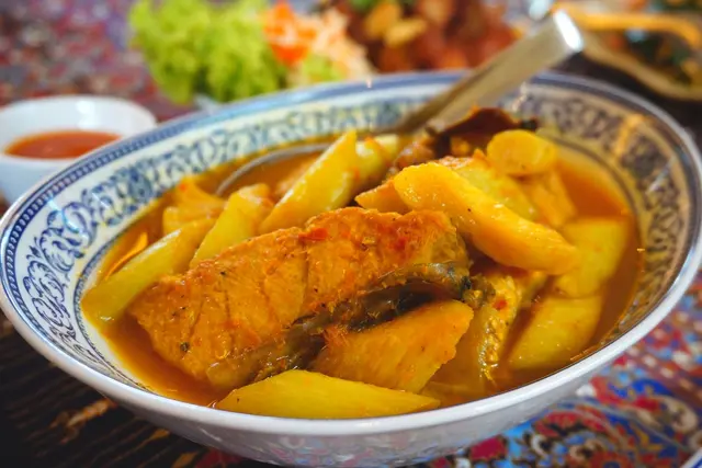 แกงส้มแบบใต้ ใส่ขมิ้นออกสีเหลืองๆ