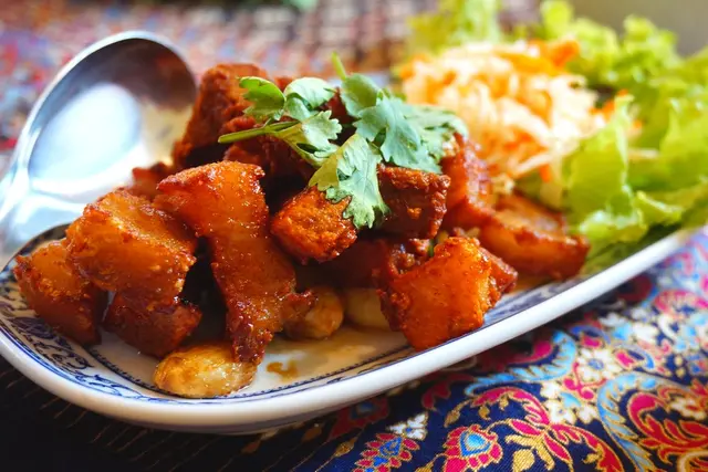 หมูสามชั้นคั่วกับเกลือและพริกไทย จนแห้งออกรสเค็มๆ