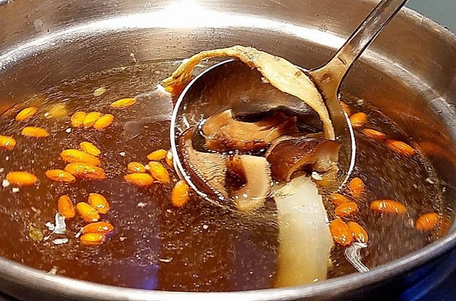 Double Boiled Mushroom Soup with Wolfberries