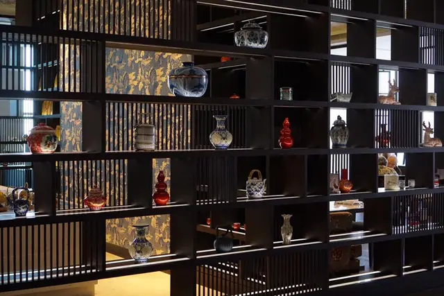 ตกแต่งด้วยถ้วย โถ ชาม สไตล์จีน