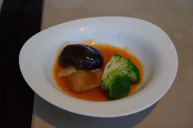 กระเพาะปลาสดเห็ดหอมเป๋าฮื้อน้ำแดง 