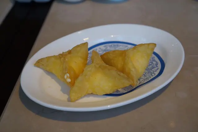 เกี๊ยวห่อเนื้อปูและชีสทอด  