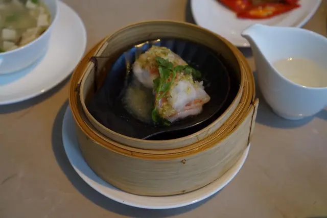 กุ้งนึ่งซอสมะนาว 