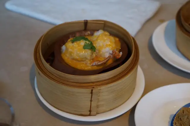 แดง  กรรเชียงปูนึ่งซอสผงกระหรี่  