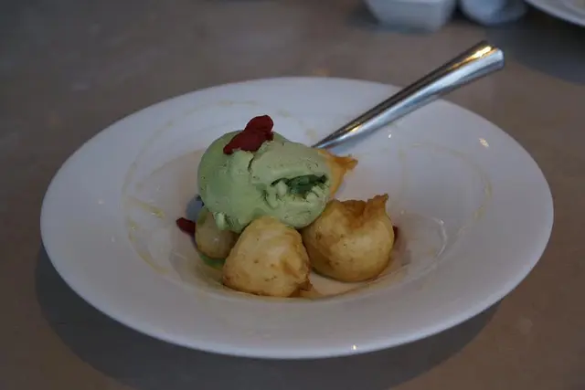 บานาน่าฟลิตเตอร์กับไอศกรีมชาเขียว 