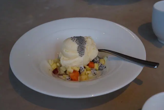 ผลไม้รวมกับไอศกรีมวานิลา