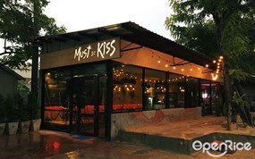 Must So Kiss