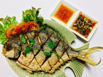 ปลาจาระเม็ดทอดกระเทียม