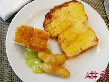 ขนมปังสังขยา - ปาท่องโก๋ - ขนมปังปิ้งทาเนยโรยน้ำตาล