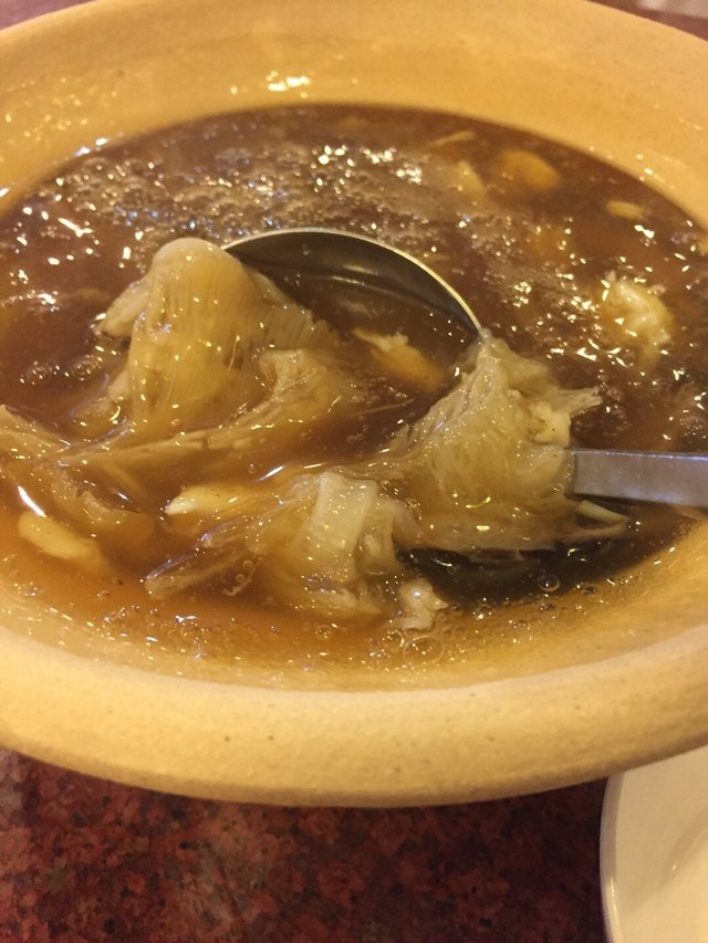 招牌魚翅煲，我們二人挑了中size的，800babt  