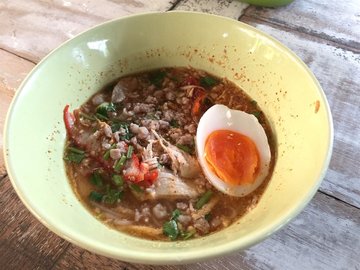 ก๋วยเตี๋ยวไข่ต้มยำ