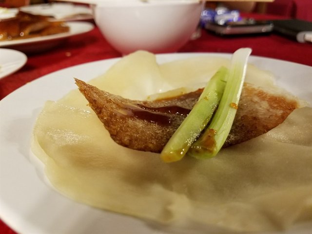 女店員把片皮鴨的脂肪都很細心的去除