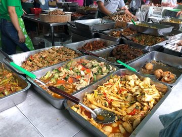 ผัดเผ็ดลูกชิ้น