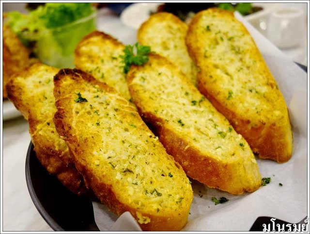 ขนมปังกระเทียมชิ้นใหญ่มากกกกก กรอบบบ หอมเนยกระเทียม โรยชีสมาด้วย