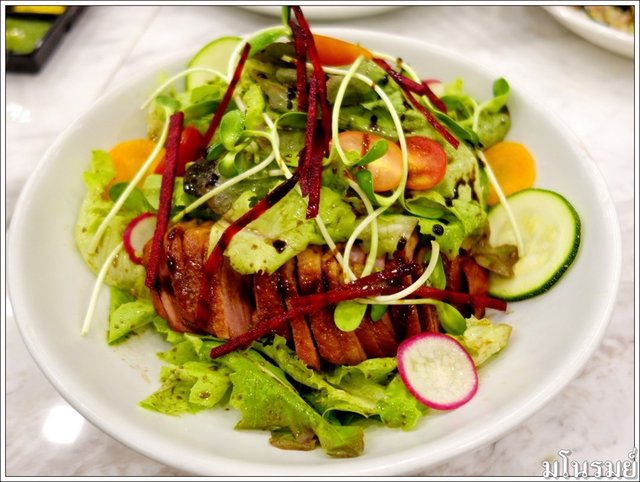 สลัดผัดสดๆ น้ำสลัดรสจัดจ้านตัดความมันๆ ของอกเป็ดรมควัน