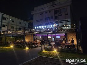 Freerolls Restaurant and Sports Bar