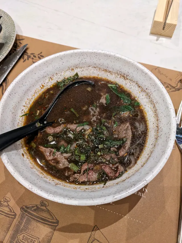 和牛船麵湯底偏向酸，唔係好岩我口味，試一次就夠。應該可以同個職員講調味時唔好加酸。