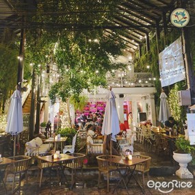 Botanic Backyard Bar & Restaurant