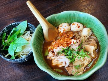 Braised Pork, Pork Balls, Sliced Pork & Liver Thai Boat Noodles (炖猪肉、猪肉丸、猪肉片及猪肝泰式船面）