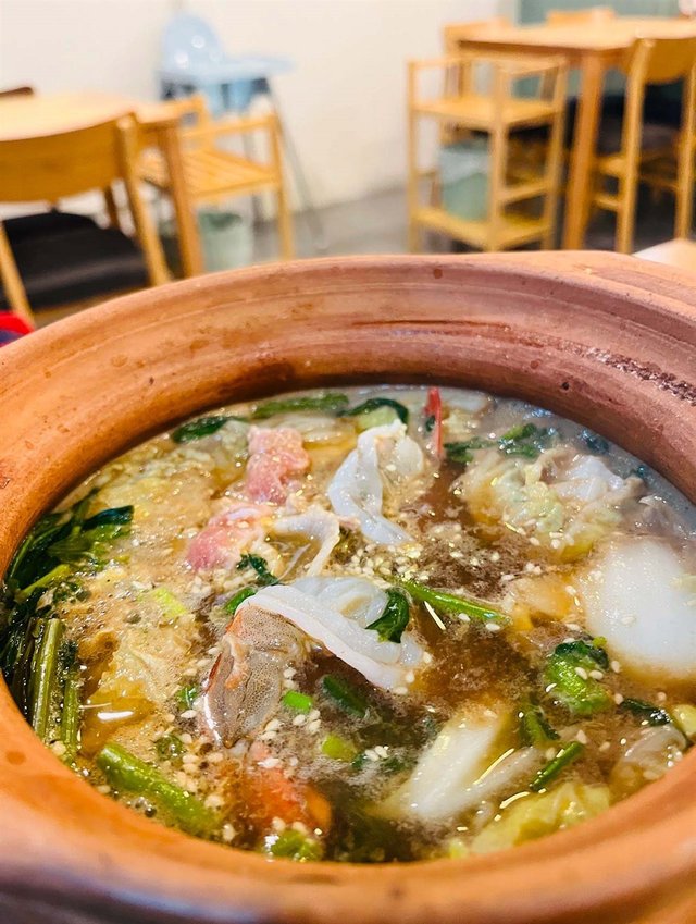 本人很怕味精，這個湯底十分好，鮮味十足，朋友食完還要飲湯