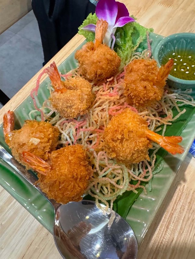 問了餐廳的員工這個為何這麼新鮮 ，原來這個是即叫即做的自製蝦餅。