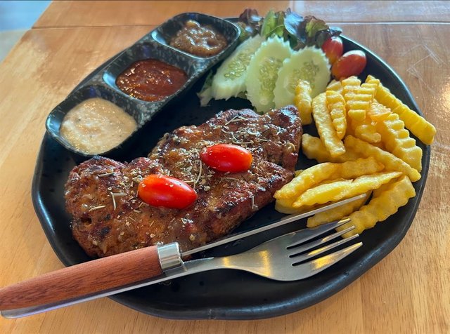 基本上本人不會在泰國食牛扒的。因為經驗上都一定好好韌。
但這個豬扒可以用來頂替。真的做到好嫩滑！一定要試！