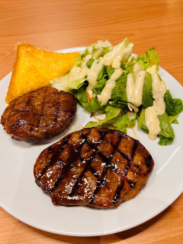 炙烤、照燒、黑椒、蒜香、蜜糖、香辣，6種醬料烹調方法。

豬扒一啖咬下去，肉質鮮腍、爽、嫰 👍

#泰國#曼谷#曼谷美食#曼谷探店#曼谷自由行#我的美食日記#EatAmAre#GoodSteak ￼