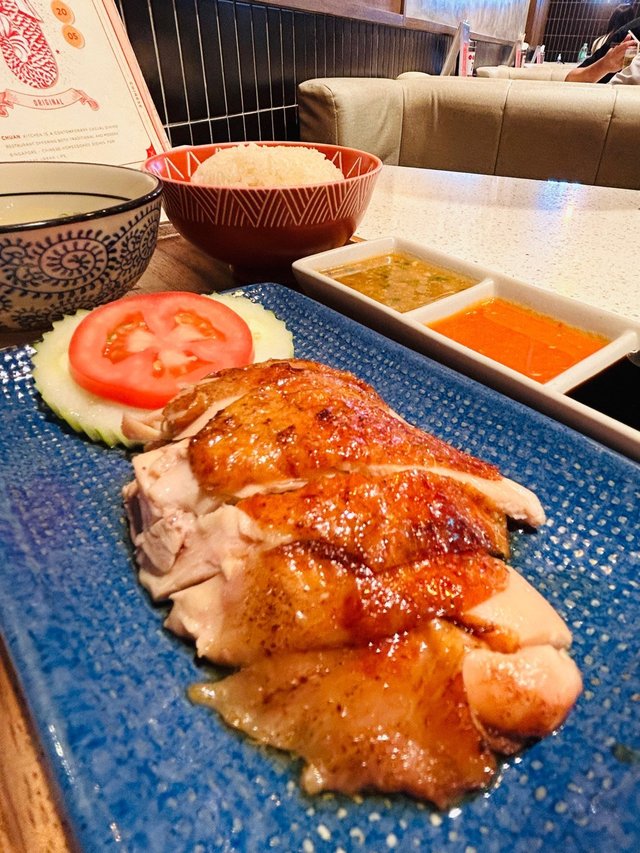 海南雞飯：鮮嫰滑雞配3款特色醬料，粒粒雞油香飯，美味直上吞尖😋 