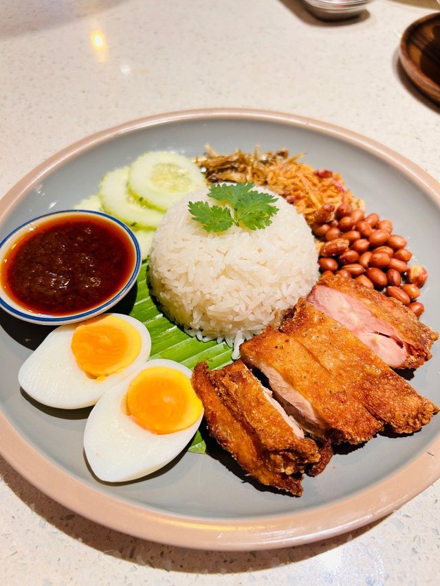 椰漿飯：Nasi Lemak 音譯 "辣死你媽" 🤣🤣🤣 米飯有椰香，豐富配料有炸雞件、酥脆魚乾仔、脆花生粒、炸蒜、清爽黄瓜片，配搭濃稠參巴辣醬，滾動味蕾，回味無窮😋👍