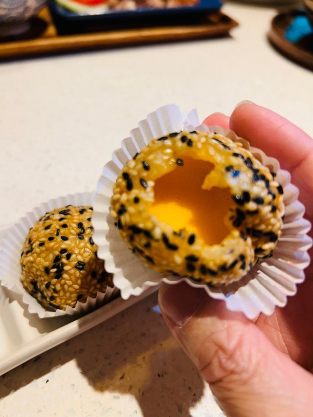  流心咸蛋芝麻球：外皮金黄酥脆的炸糯米芝麻球，内藏濃郁流心咸蛋黃餡料，咬下時外酥内滑，帶來甜蜜惊喜。

